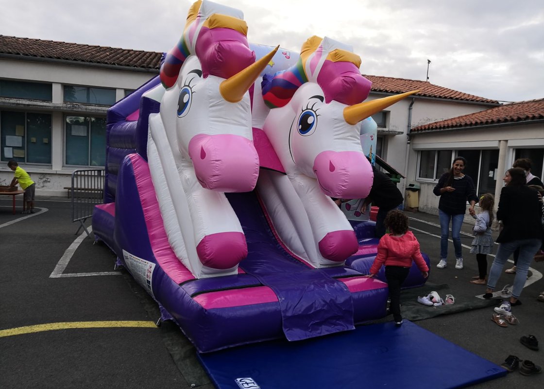 chateau-licorne-gonflable-2022-larochelle