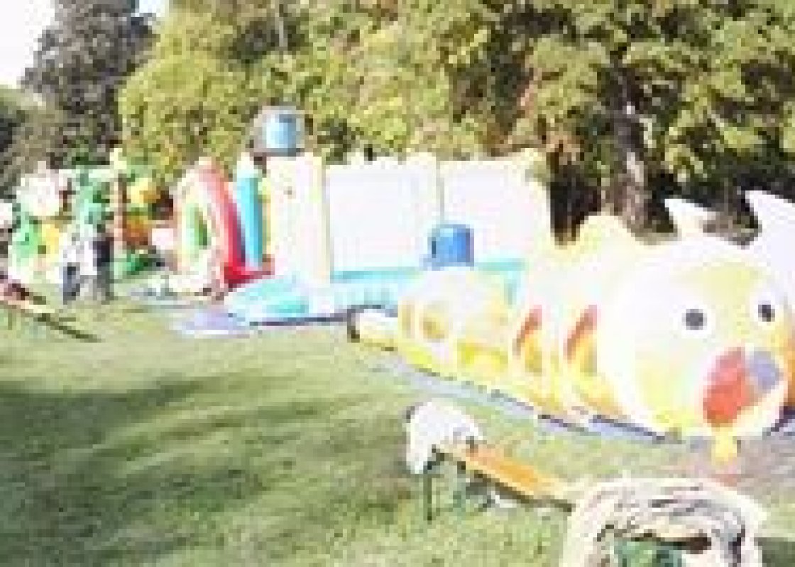 parc-ephemere-des-bonds-delires-chateau-gonflable-jouets-enfants