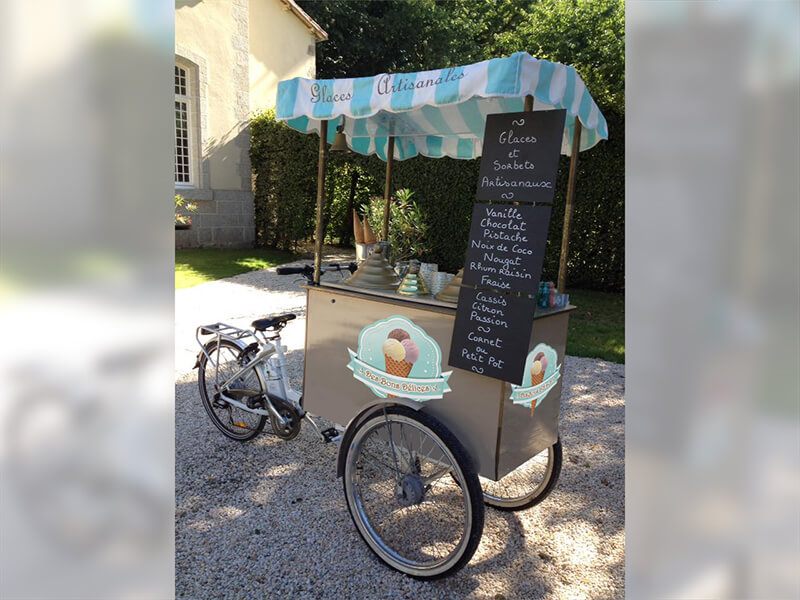 triporteur-glace-artisanal-des-bonds-delices-chateau-gonflable