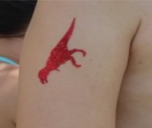 tatoo-paillettes-dinosaure